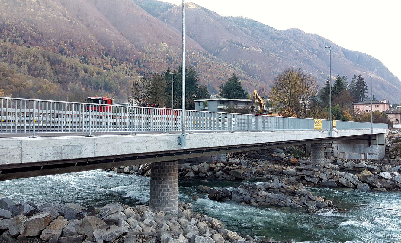 N13 EP18 Brücke über den Fluss Moesa, ROVEREDO – SCHWEIZ